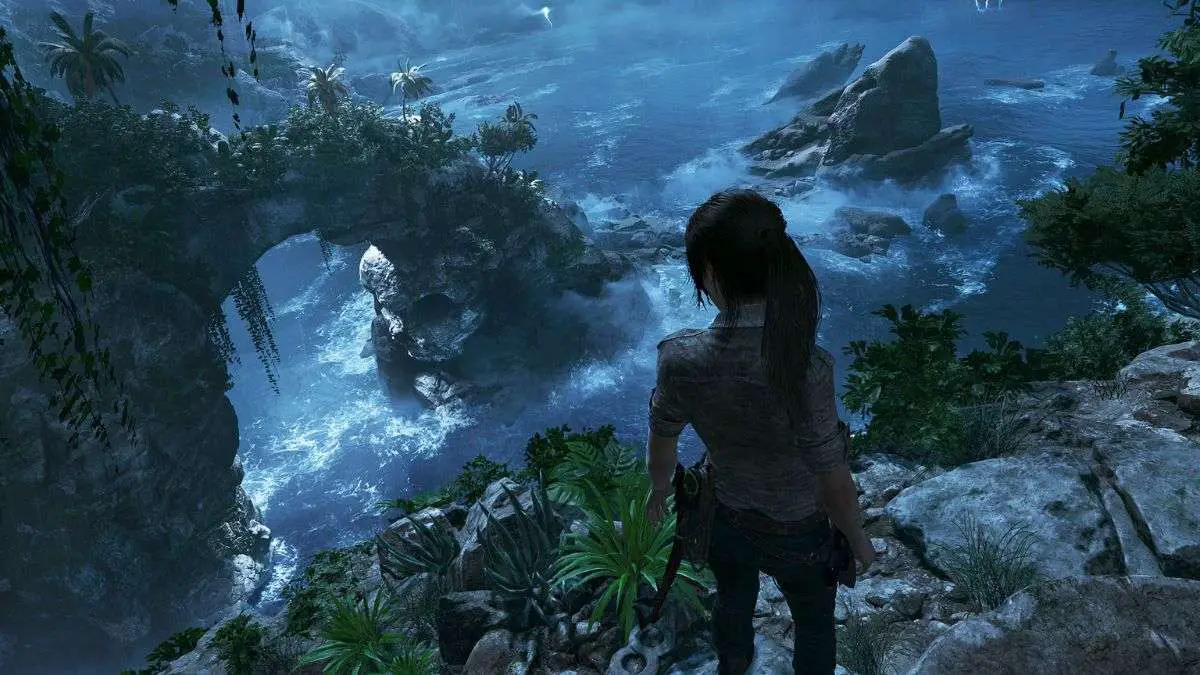 Lara Croft parada en un acantilado junto al mar en Shadow of the Tomb Raider. 