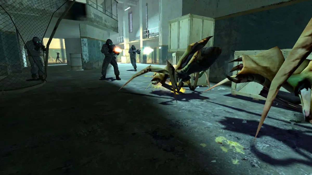 Soldados vestidos con trajes protectores luchan contra extraterrestres en Half-Life 2.