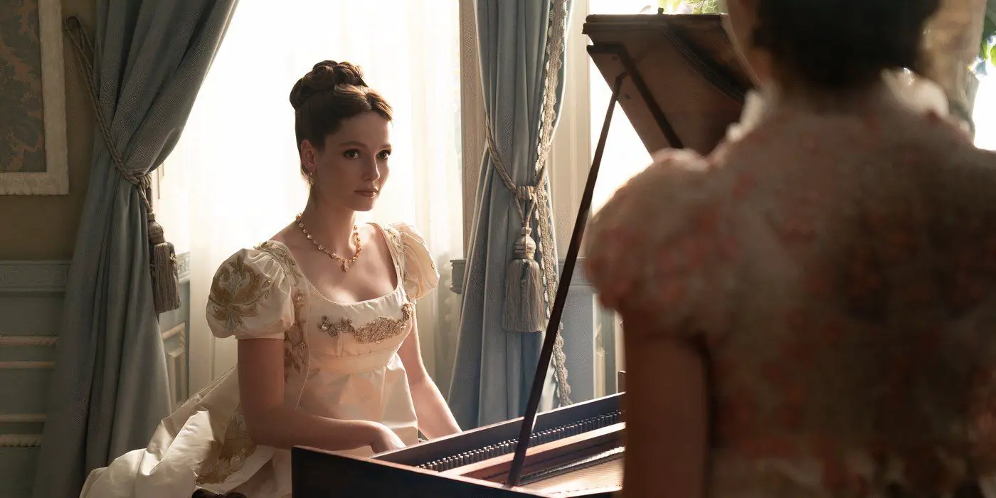 Hannah Dodd como Francesca Bridgerton sentada al piano en Bridgerton Temporada 3 Episodio 1