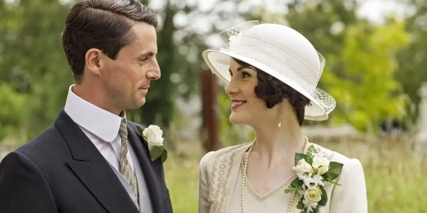Michelle Dockery y Matthew Goode como Mary Crawley y Henry Talbot, sonriéndose el día de su boda en Downton Abbey.