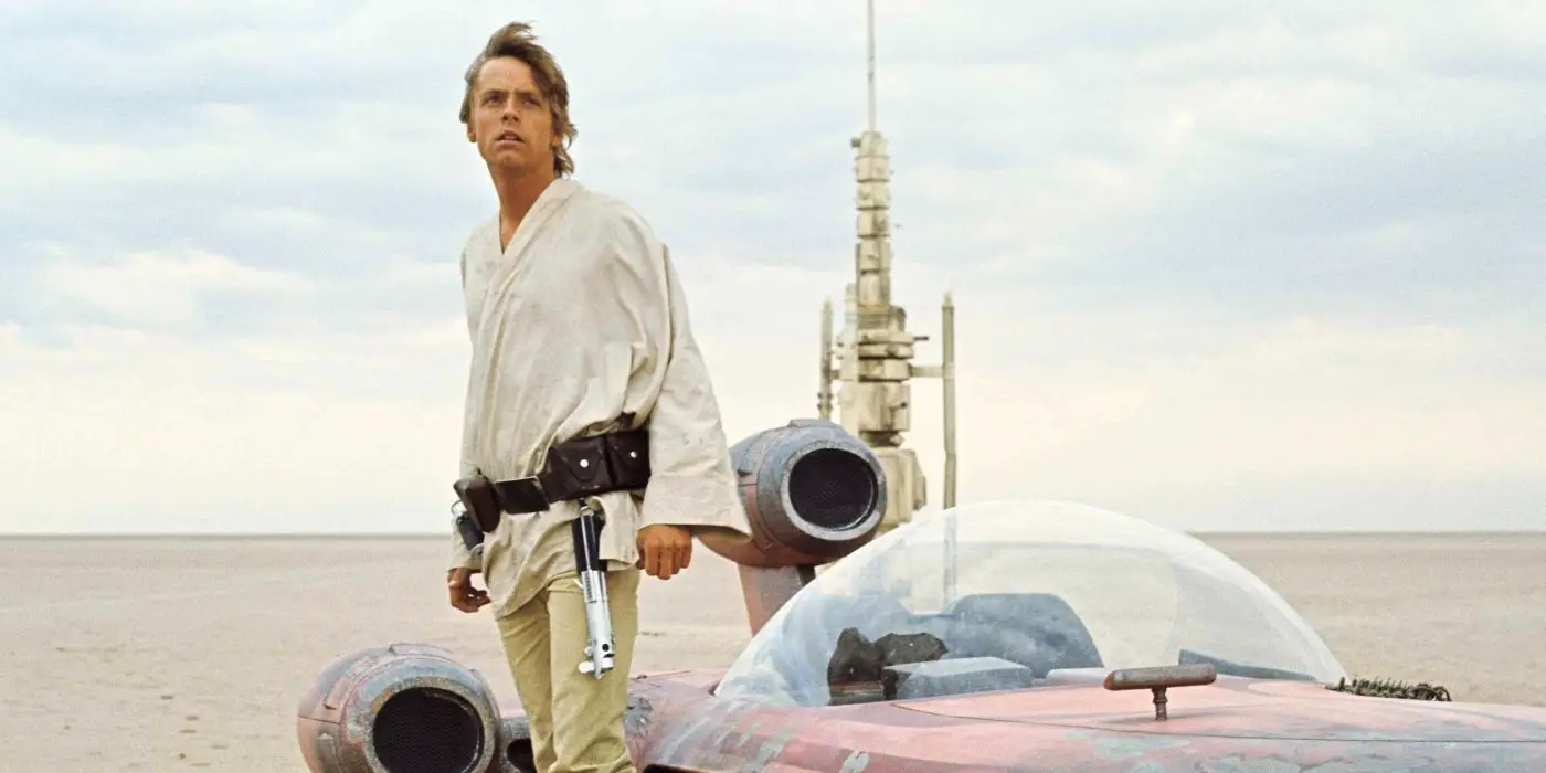 Luke Skywalker parado en un deslizador en el desierto en Star Wars: Episodio IV – Una Nueva Esperanza