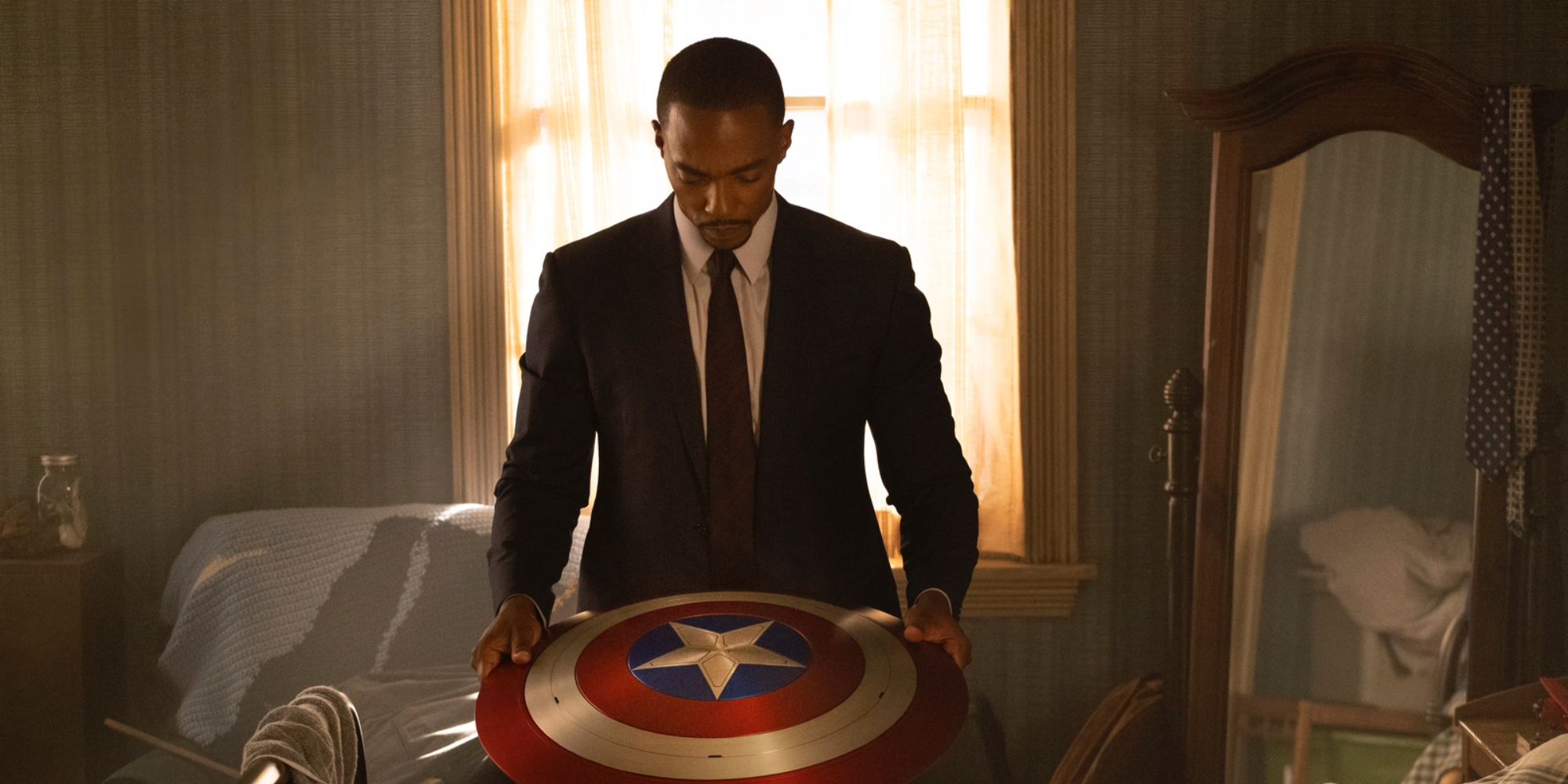 Anthony Mackie como Sam Wilson sosteniendo el escudo del Capitán América.