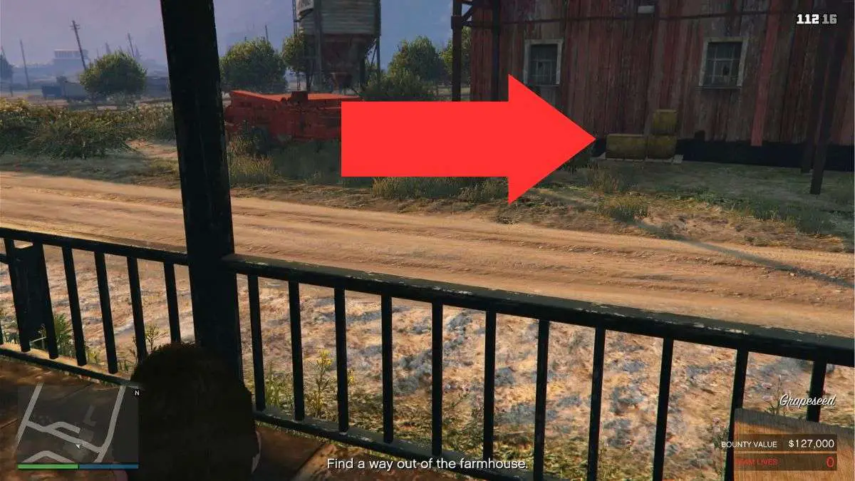 Una flecha que muestra la ubicación de las armas del jugador en la misión de recompensa de Leroy O'Neil en GTA Online. 