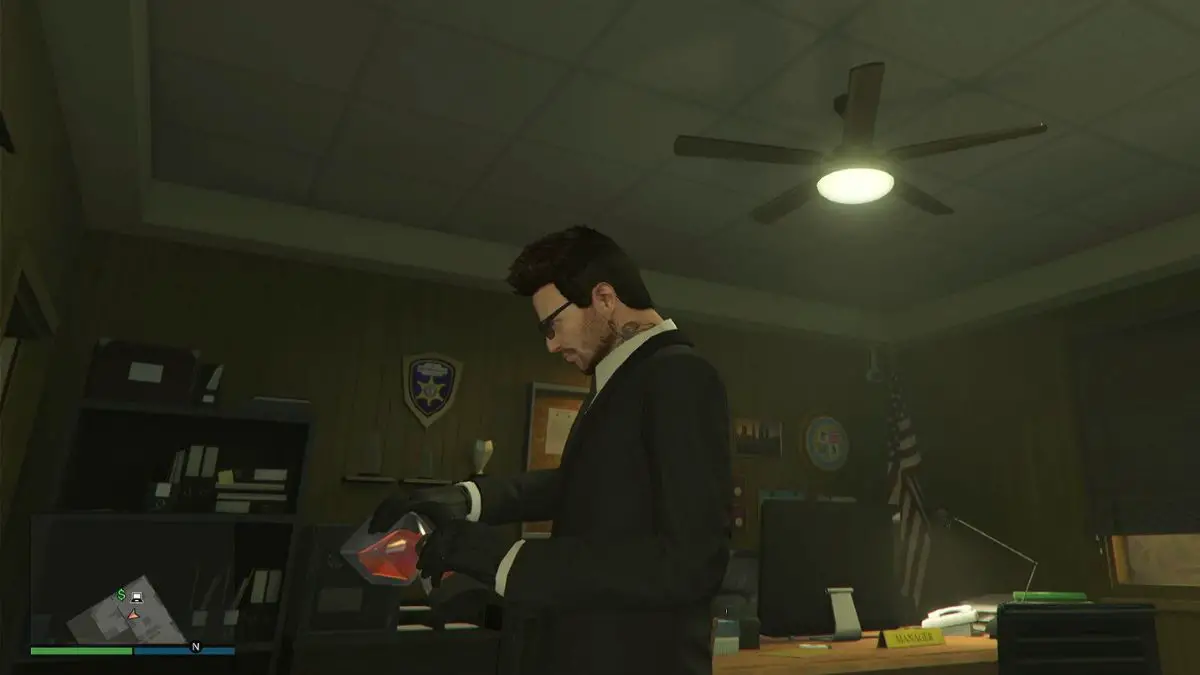 Jugador de GTA Online celebrando la exitosa captura de Omar García en la oficina de recompensas. 