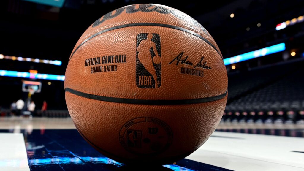 Primer plano de la pelota de la NBA en la cancha