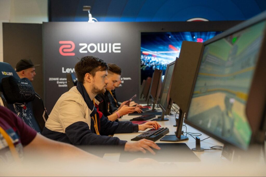 Asistentes de medios que prueban configuraciones de CS2 en monitores ZOWIE durante la gira de medios principal de StarLadder Budapest