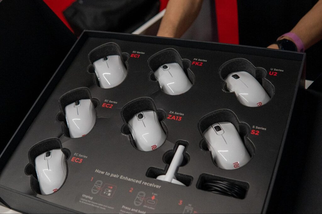 Una exhibición de modelos de ratones para juegos ZOWIE presentados durante la gira de medios StarLadder Budapest Major
