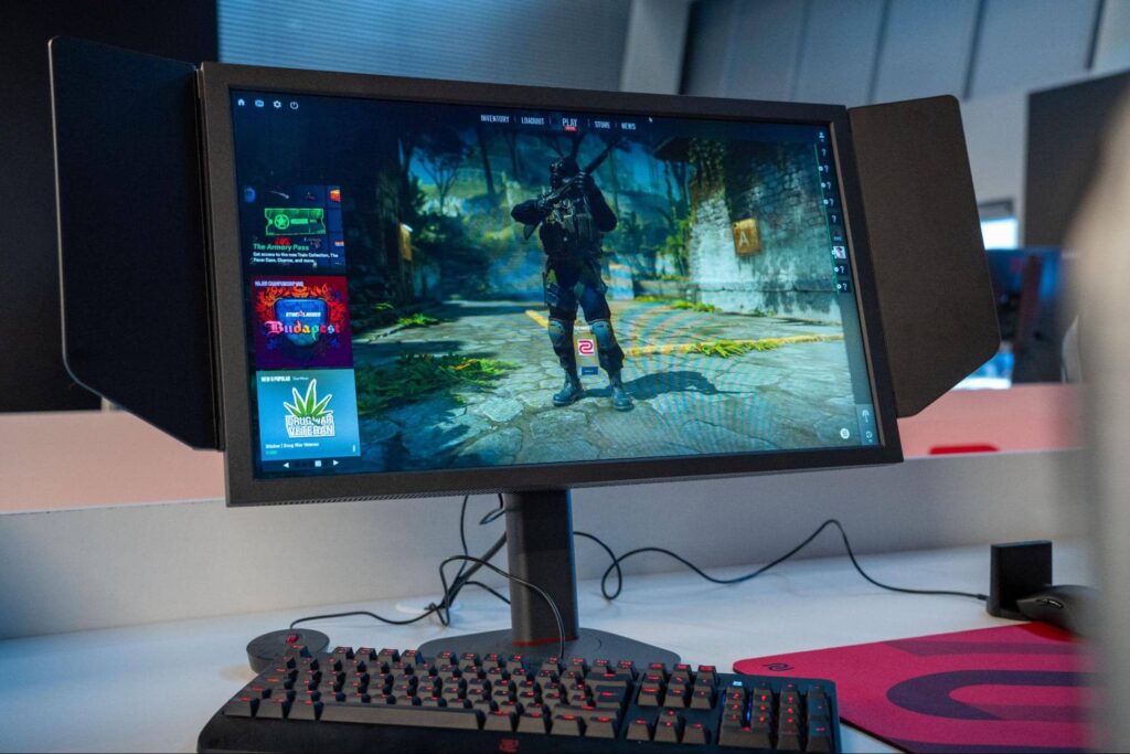 Un monitor de juegos ZOWIE ejecutando CS2 en una estación de jugador durante el StarLadder Budapest Major