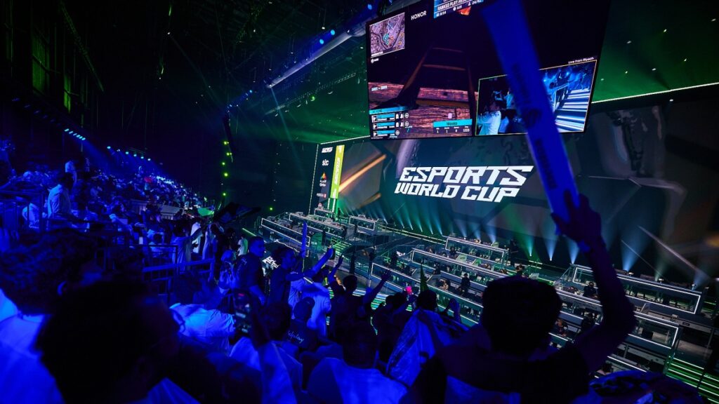 arena de la copa mundial de deportes electrónicos con multitud