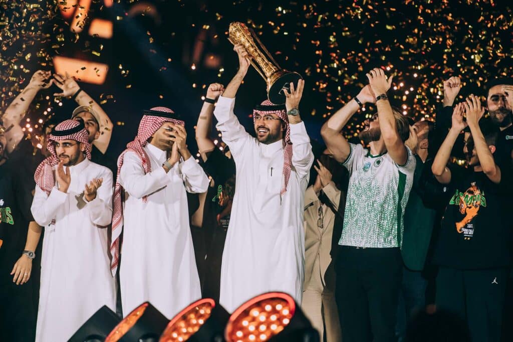 Los ganadores celebran en el escenario durante la ceremonia de entrega de trofeos de un importante torneo de deportes electrónicos en Arabia Saudita