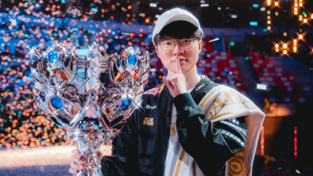 Un jugador de League of Legends sostiene un trofeo en medio de confeti que cae durante una celebración de 2025