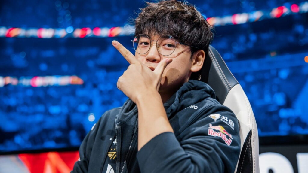 El ADC Gumayusi de League of Legends posa con confianza en el escenario durante un importante torneo